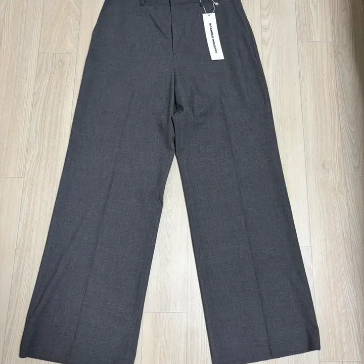 [SOLD OUT] 브랜디드 ESSENTIAL 와이드 슬렉스 차콜 32