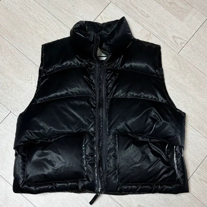 [BUNJANG] Matinkim Glossy Crop Down Vest / 마뗑킴 패딩 조끼 블랙