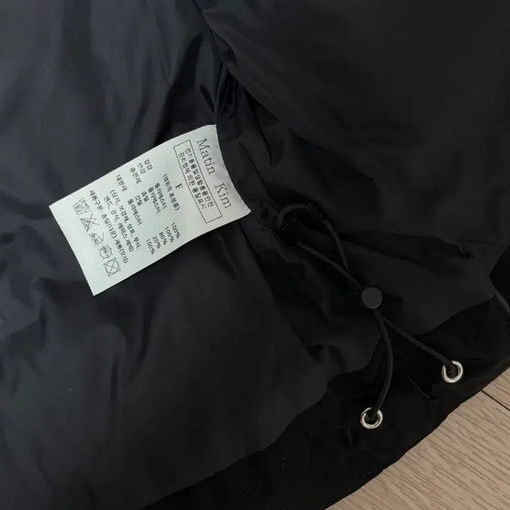 [BUNJANG] Matinkim Glossy Crop Down Vest / 마뗑킴 패딩 조끼 블랙