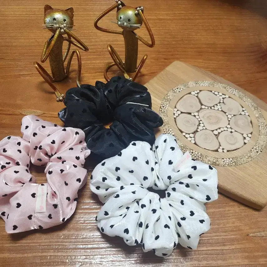 [BUNJANG] Satin Heart Polka Dot Scrunchie / 새틴하트 땡땡이 스크런치