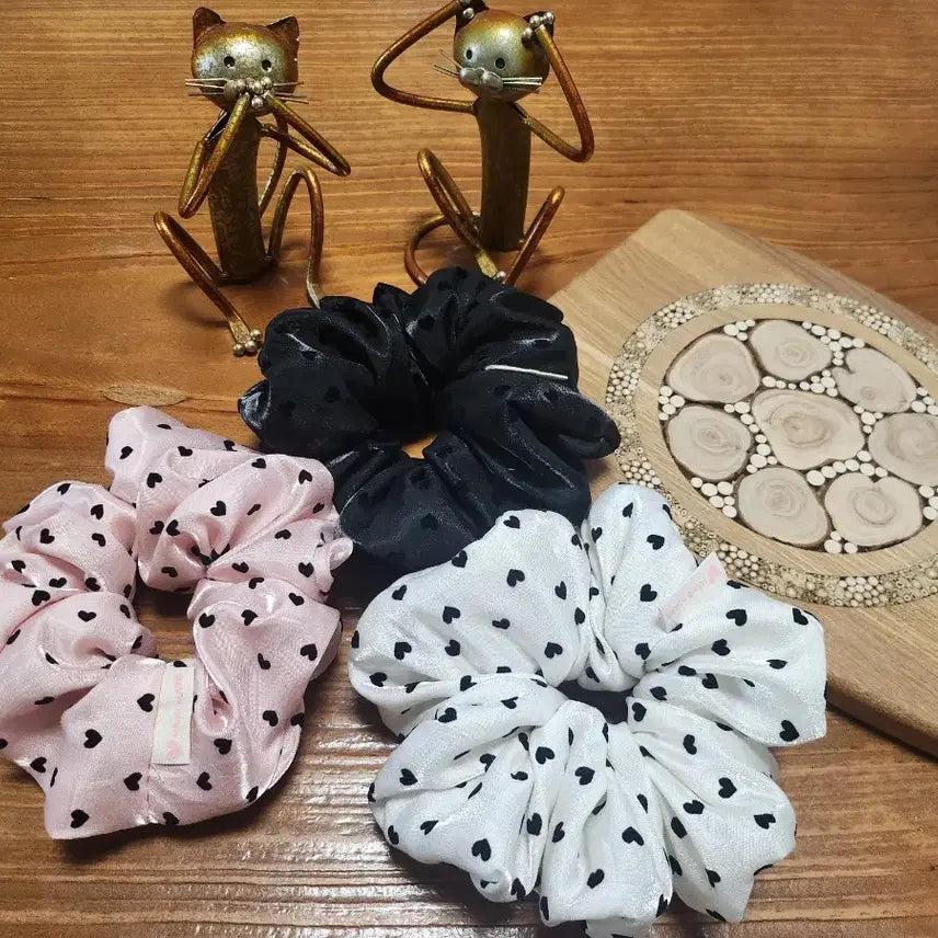 [BUNJANG] Satin Heart Polka Dot Scrunchie / 새틴하트 땡땡이 스크런치