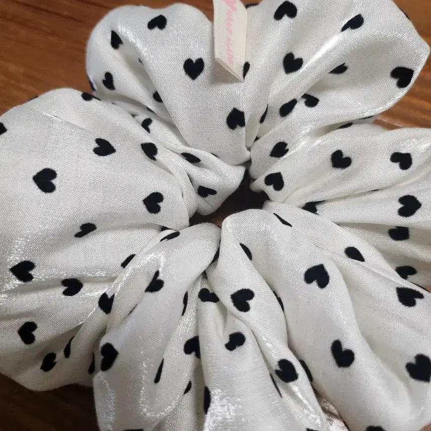 [BUNJANG] Satin Heart Polka Dot Scrunchie / 새틴하트 땡땡이 스크런치