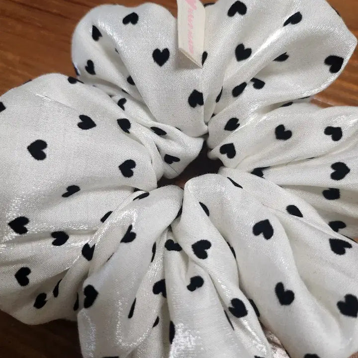 [BUNJANG] Satin Heart Polka Dot Scrunchie / 새틴하트 땡땡이 스크런치