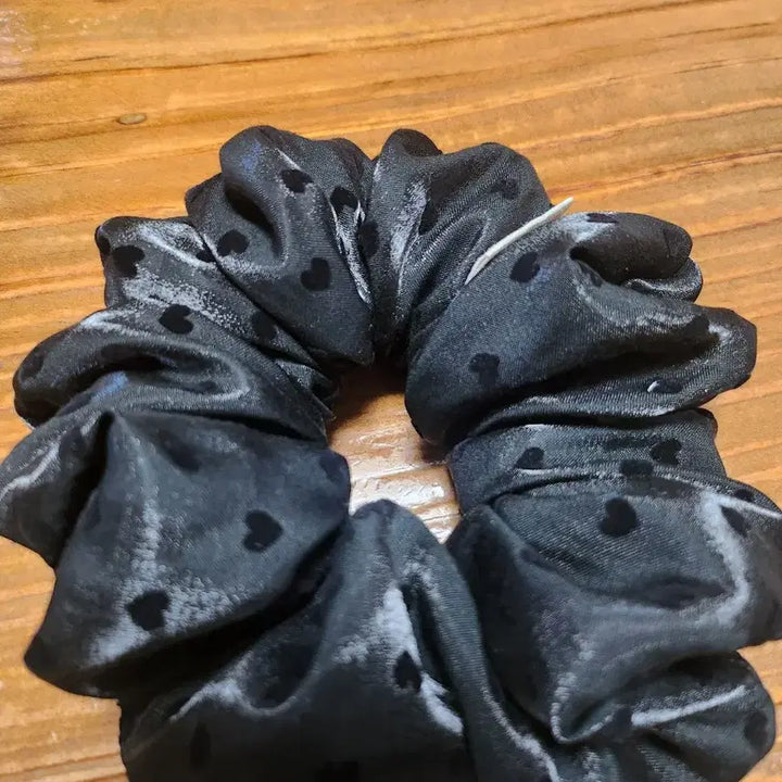 [BUNJANG] Satin Heart Polka Dot Scrunchie / 새틴하트 땡땡이 스크런치