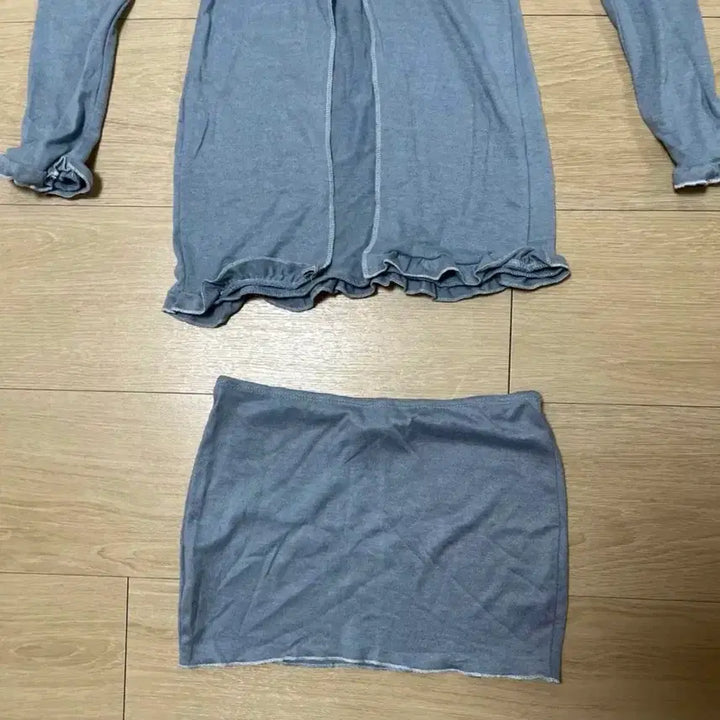 [BUNJANG] V-Neck Frill Mini Skirt Two-Piece Set / 브이넥 프릴 미니스커트 투피스 세트