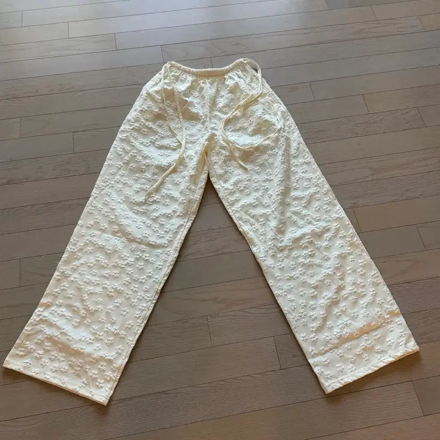 [BUNJANG] Embroidered Flower Pants / (새상품) 온고 엠보 플라워 팬츠 (프리사이즈)