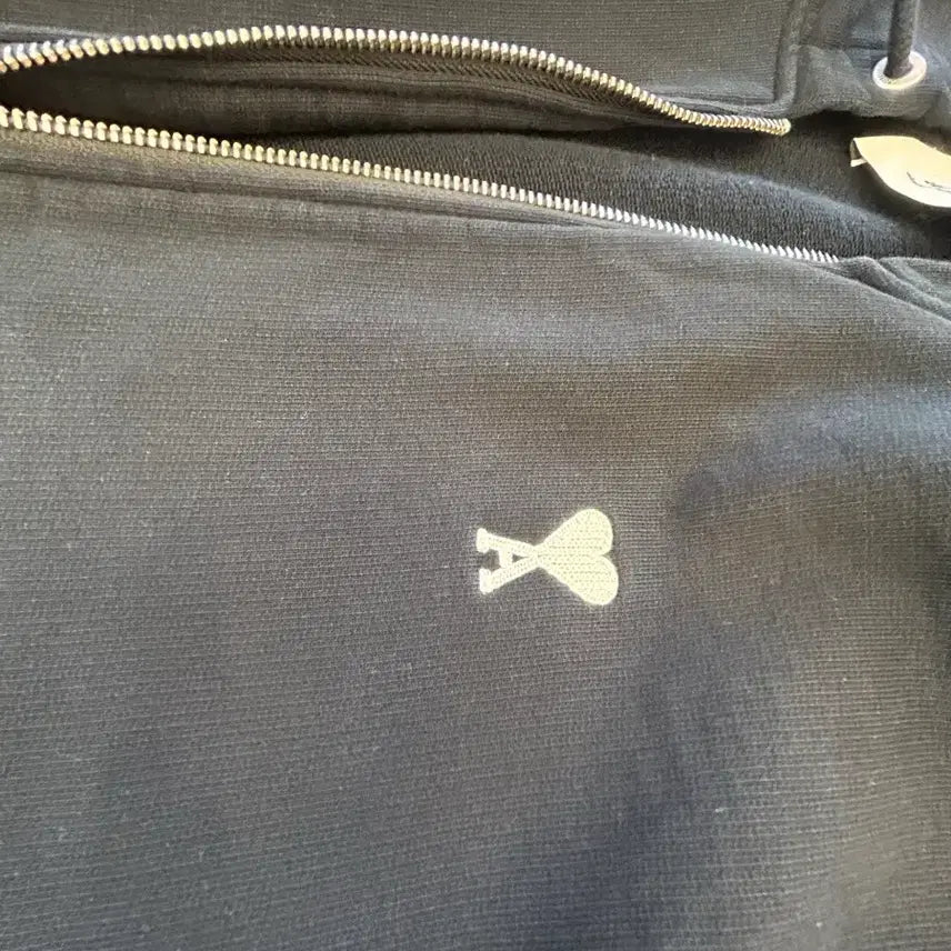 [BUNJANG] Ami Small Heart Black Zip-up Hoodie / 아미 스몰 하트 블랙 집업 후드직업