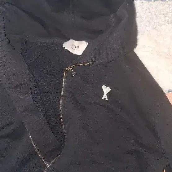 [BUNJANG] Ami Small Heart Black Zip-up Hoodie / 아미 스몰 하트 블랙 집업 후드직업