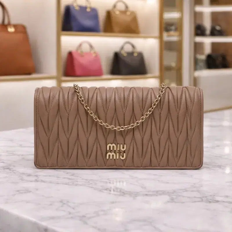 [BUNJANG] Miu Miu Matelassé Nappa Leather Chain Clutch Bag / [S급] 미우미우 마테라쎄 나파 레더 체인 클러치백 판매합니다!!!