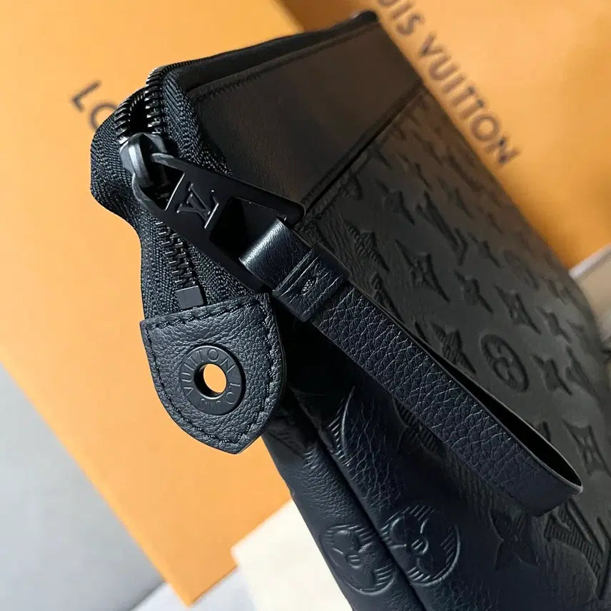 [SOLD OUT] [새상품급] 루이비통 쉐도우 포쉐트 보야주 수플 클러치