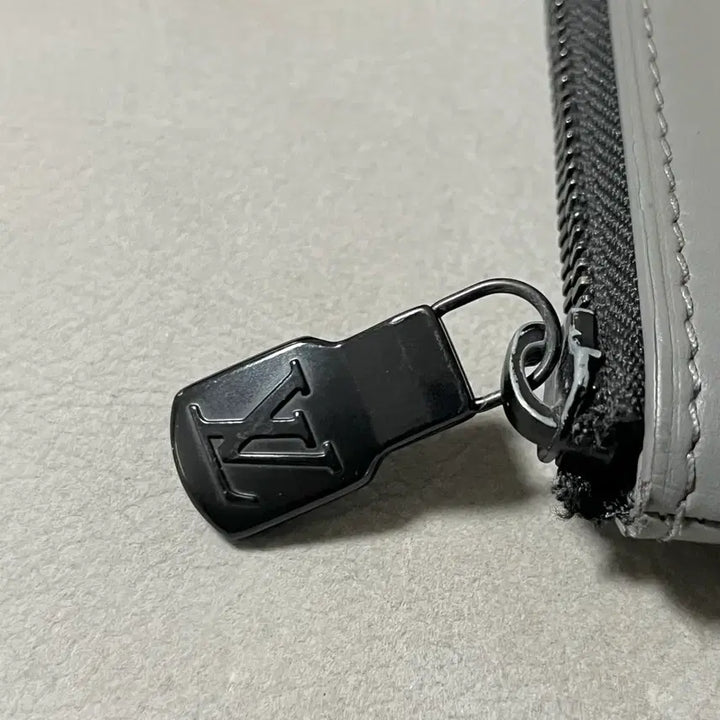 [BUNJANG] Louis Vuitton Eclipse Shadow Pochette Apollo Clutch / [새상품급] 루이비통 이클립스 쉐도우 포쉐트 아폴로 클러치