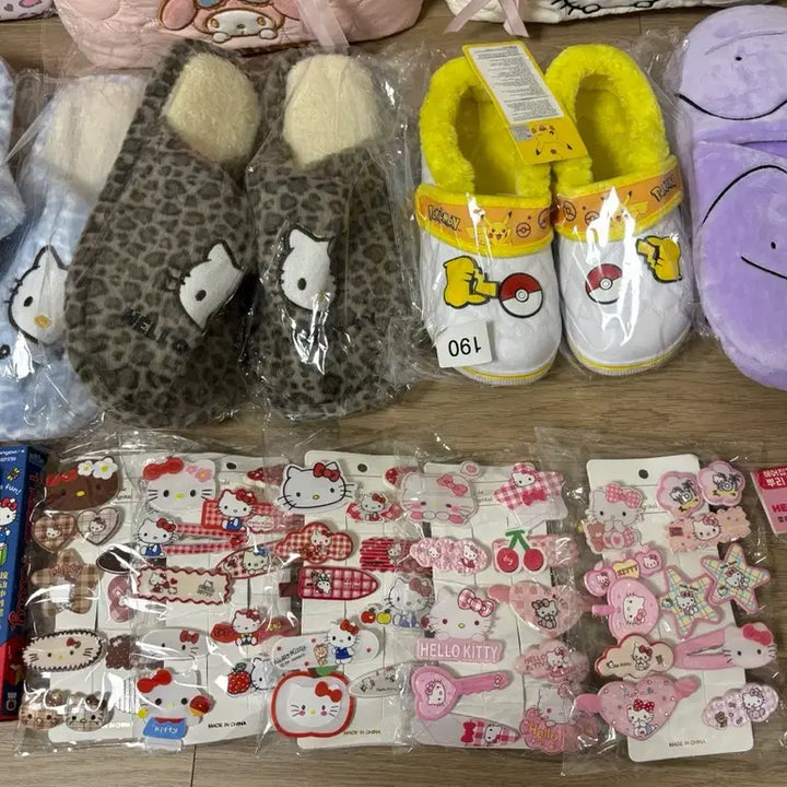 [BUNJANG] Sanrio Pouch, Hair Roll & Keyring Bundle / 산리오 파우치 헤어롤 및 키링 짱구 팔찌 피규어 키캡 주토피아 도라에몽