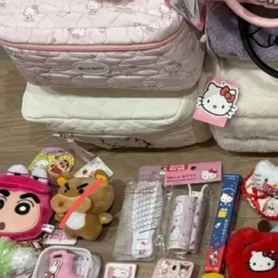 [BUNJANG] Sanrio Pouch, Hair Roll & Keyring Bundle / 산리오 파우치 헤어롤 및 키링 짱구 팔찌 피규어 키캡 주토피아 도라에몽
