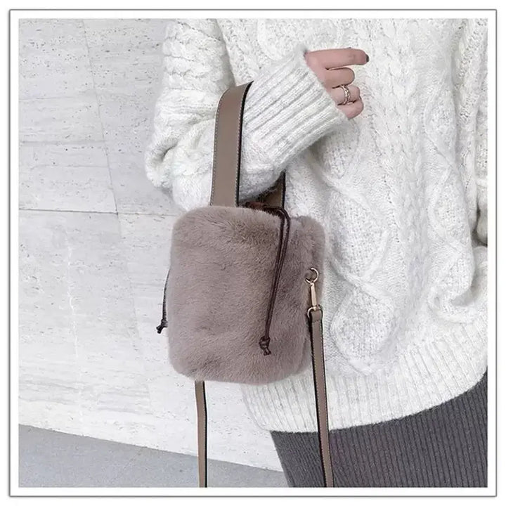 [BUNJANG] Fur Bucket Crossbody Bag / 퍼 털 복조리 크로스백 퍼가방 여성가방 겨울가방