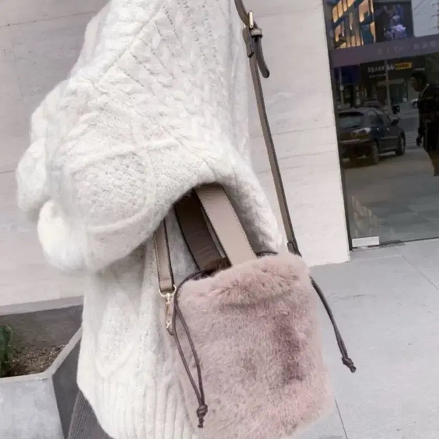 [BUNJANG] Fur Bucket Crossbody Bag / 퍼 털 복조리 크로스백 퍼가방 여성가방 겨울가방