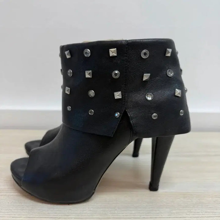 [BUNJANG] Black Studded Ankle Boots / 블랙 스터드 힐 앵클 부티
