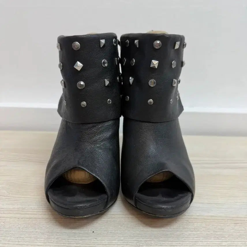 [BUNJANG] Black Studded Ankle Boots / 블랙 스터드 힐 앵클 부티