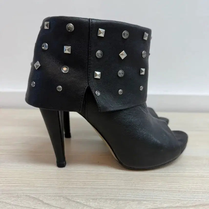 [BUNJANG] Black Studded Ankle Boots / 블랙 스터드 힐 앵클 부티