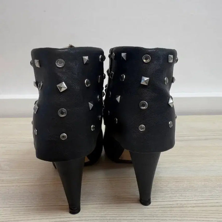 [BUNJANG] Black Studded Ankle Boots / 블랙 스터드 힐 앵클 부티
