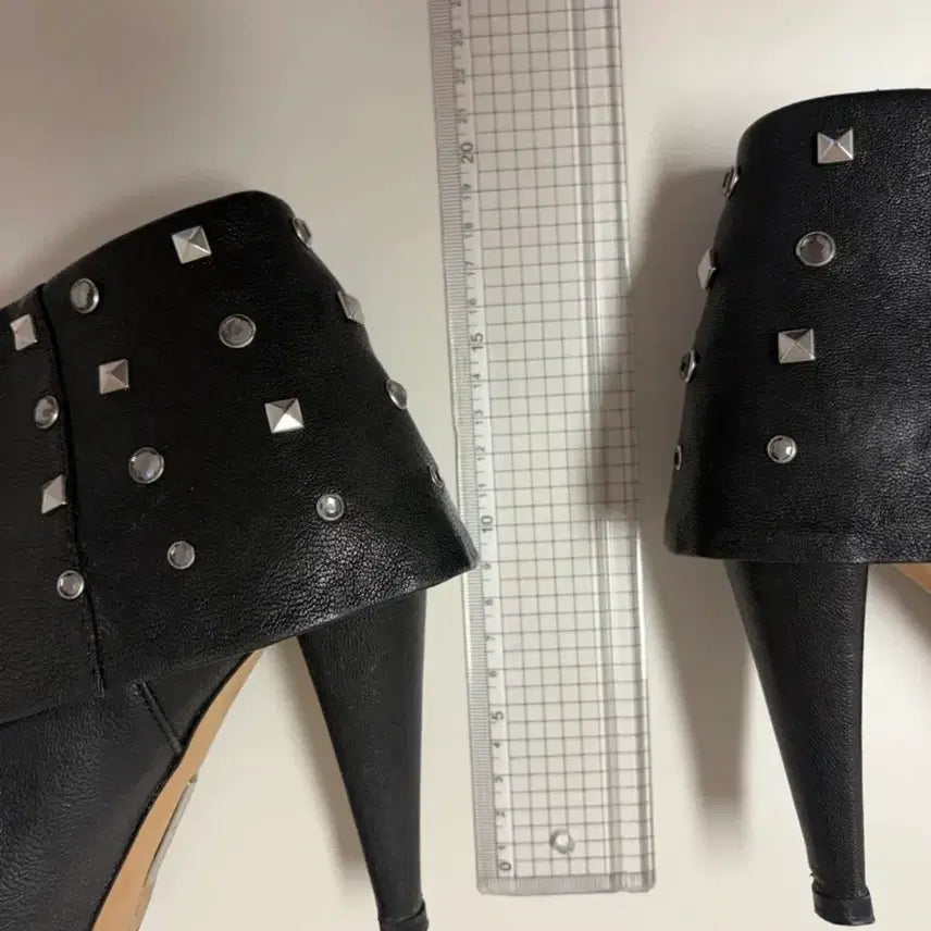 [BUNJANG] Black Studded Ankle Boots / 블랙 스터드 힐 앵클 부티