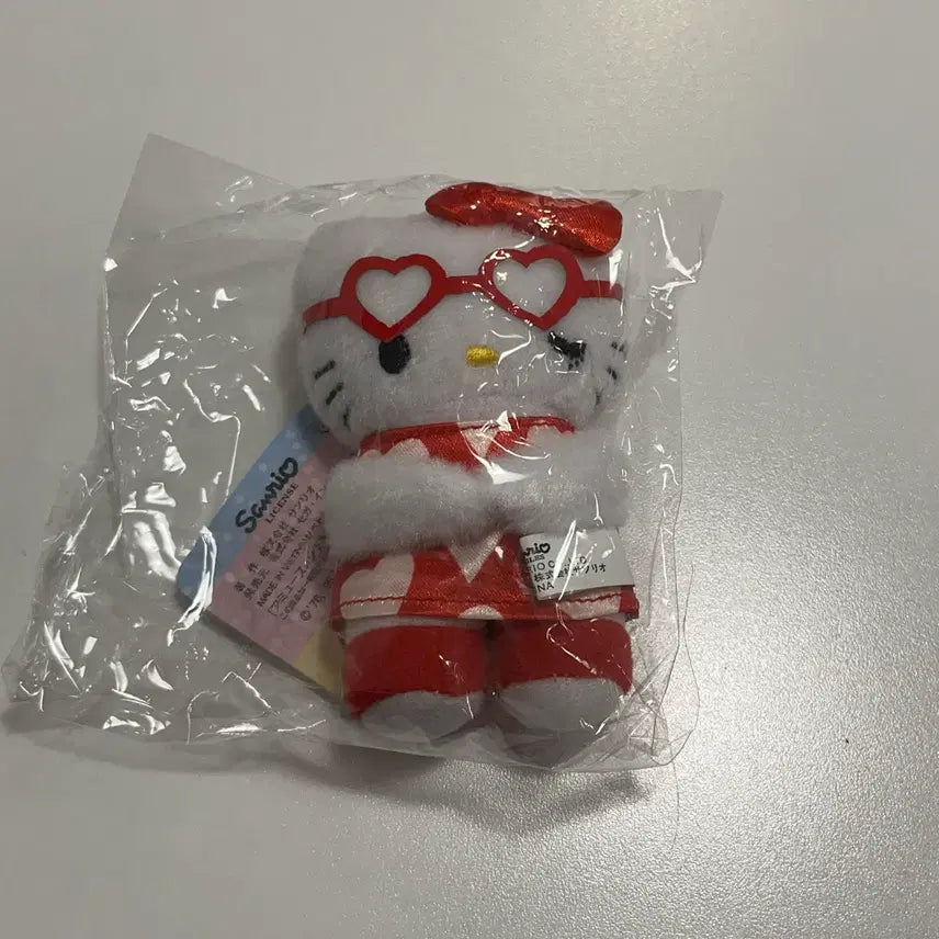 [BUNJANG] Sanrio Hello Kitty Wink Heart Glasses Plush Keychain / 새상품) 산리오 헬로키티 세가 프라이즈 윙크 하트안경 인형 키링