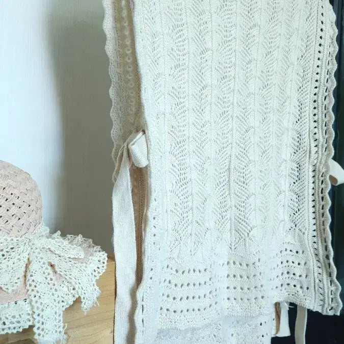 [BUNJANG] Ivory Lace Knit Vest Layered Vest / 아이보리색 레이스 옆트임 뜨개 니트 조끼 레이어드 조끼 Free