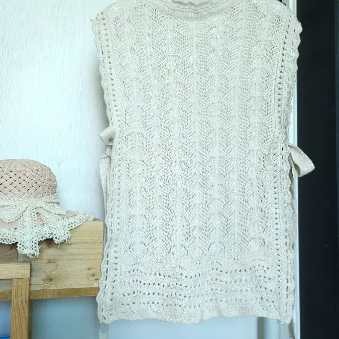 [BUNJANG] Ivory Lace Knit Vest Layered Vest / 아이보리색 레이스 옆트임 뜨개 니트 조끼 레이어드 조끼 Free