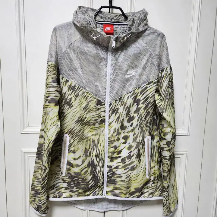 [BUNJANG] Nike Women's Sport Windrunner Jacket / (90)나이키 여성 스포츠 윈드러너 바람막이