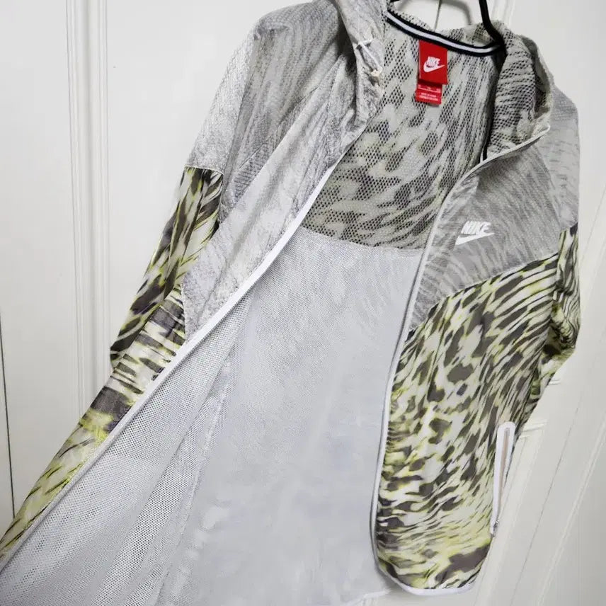 [BUNJANG] Nike Women's Sport Windrunner Jacket / (90)나이키 여성 스포츠 윈드러너 바람막이