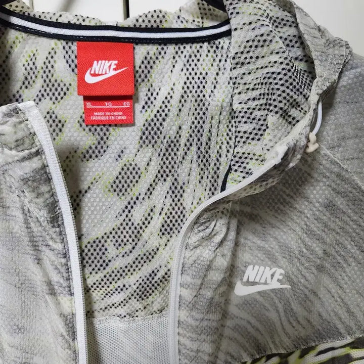 [BUNJANG] Nike Women's Sport Windrunner Jacket / (90)나이키 여성 스포츠 윈드러너 바람막이