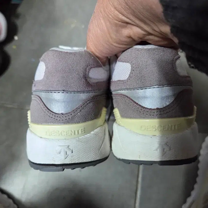 [BUNJANG] Descente Sneakers Gray/White 250 / 데상트 운동화 스웨이드 그레이/화이트250