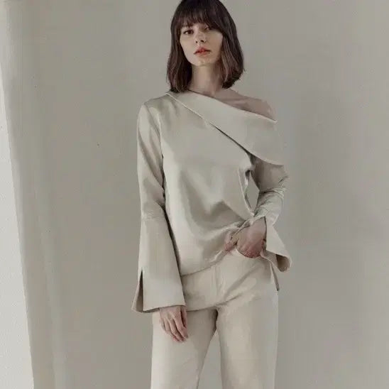 [BUNJANG] KIIMA One-Shoulder Blouse / KIIMA 키마 원숄더 블라우스
