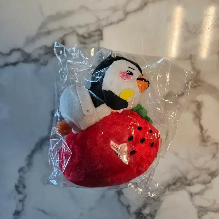 [BUNJANG] Lee Junho Strawberry Penguin Plush / 2pm이준호 딸기펭펭이