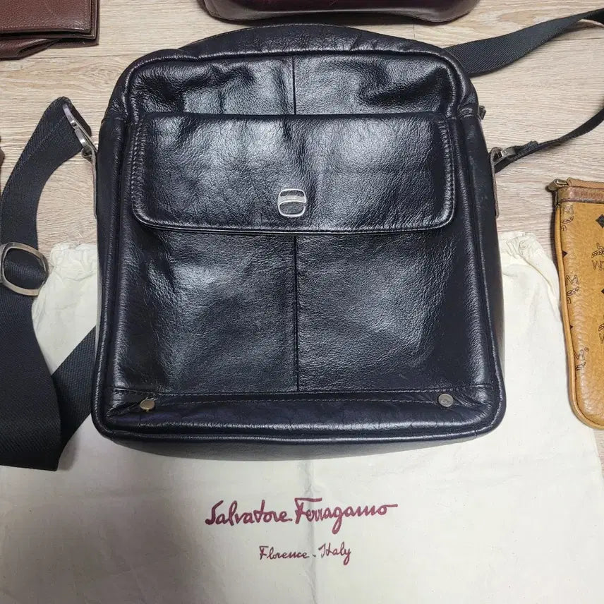[BUNJANG] Ferragamo Leather Crossbody Bag / 페레가모 정품  레더 크로스백