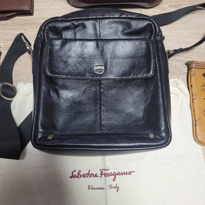 [BUNJANG] Ferragamo Leather Crossbody Bag / 페레가모 정품  레더 크로스백