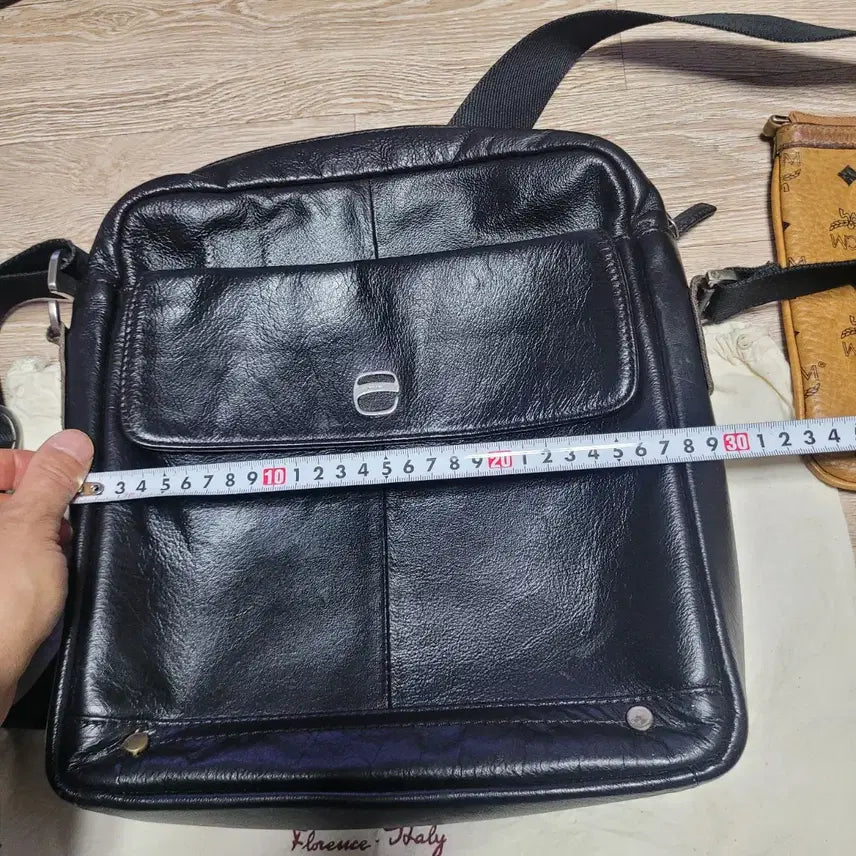 [BUNJANG] Ferragamo Leather Crossbody Bag / 페레가모 정품  레더 크로스백