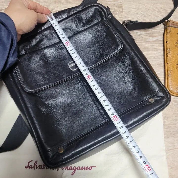 [BUNJANG] Ferragamo Leather Crossbody Bag / 페레가모 정품  레더 크로스백