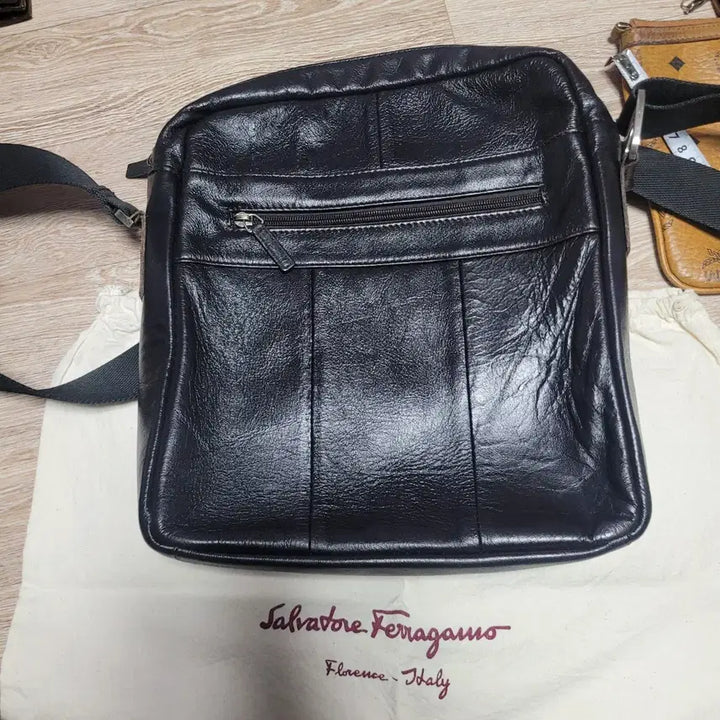 [BUNJANG] Ferragamo Leather Crossbody Bag / 페레가모 정품  레더 크로스백