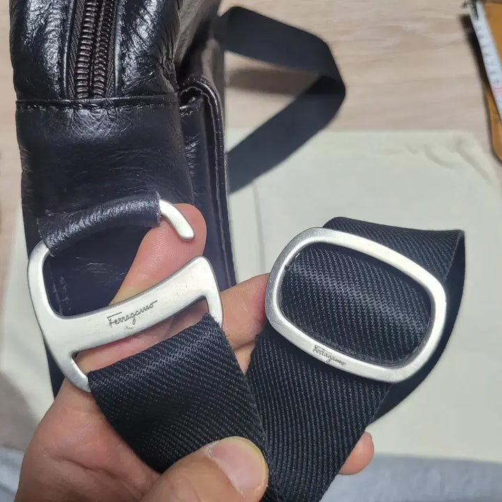 [BUNJANG] Ferragamo Leather Crossbody Bag / 페레가모 정품  레더 크로스백