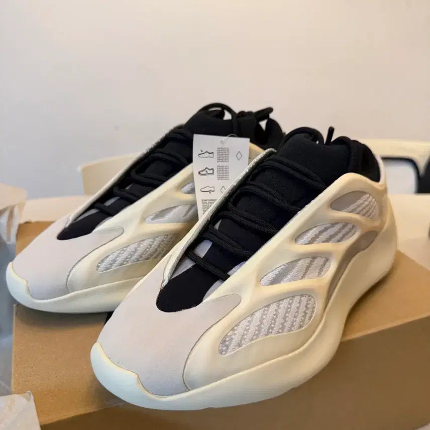 [BUNJANG] Adidas Yeezy 700 V3 Cream Sneakers / [영수증2019버전]아디다스 이지 700 V3 크림 275mm 새제품
