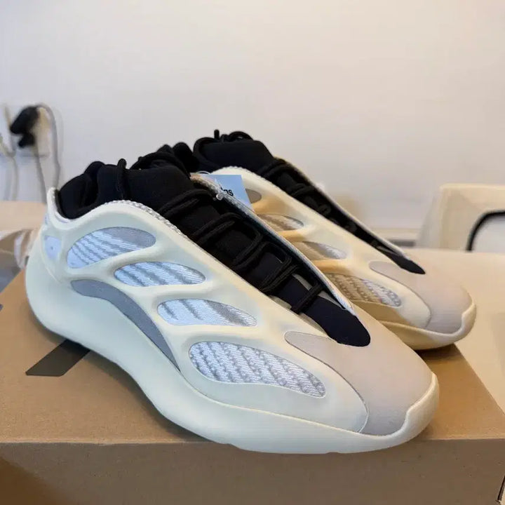 [BUNJANG] Adidas Yeezy 700 V3 Cream Sneakers / [영수증2019버전]아디다스 이지 700 V3 크림 275mm 새제품