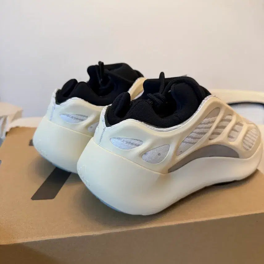[BUNJANG] Adidas Yeezy 700 V3 Cream Sneakers / [영수증2019버전]아디다스 이지 700 V3 크림 275mm 새제품