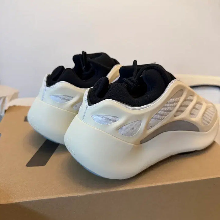 [BUNJANG] Adidas Yeezy 700 V3 Cream (Receipt 2019 Version) Sneakers / [영수증2019버전]아디다스 이지 700 V3 크림 275mm 새제품