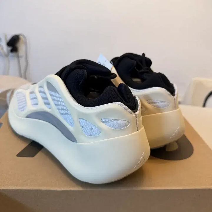 [BUNJANG] Adidas Yeezy 700 V3 Cream Sneakers / [영수증2019버전]아디다스 이지 700 V3 크림 275mm 새제품