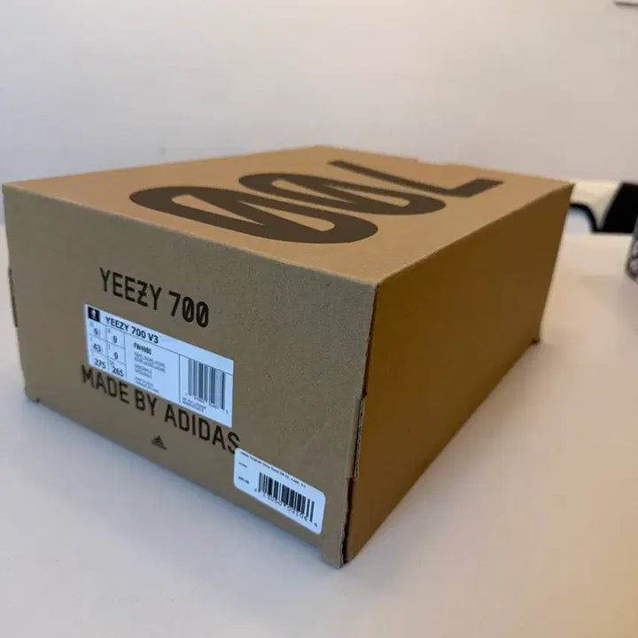 [BUNJANG] Adidas Yeezy 700 V3 Cream Sneakers / [영수증2019버전]아디다스 이지 700 V3 크림 275mm 새제품