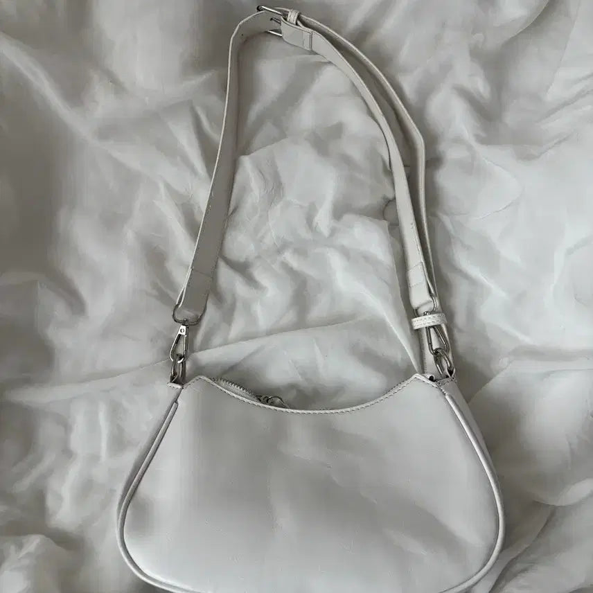 [BUNJANG] Rainy Vintage Half Moon Cross Shoulder Bag (Ivory) / 급처&1회착용) 라이니 빈티지 반달 크로스 숄더 백 아이보리 에이블리가방
