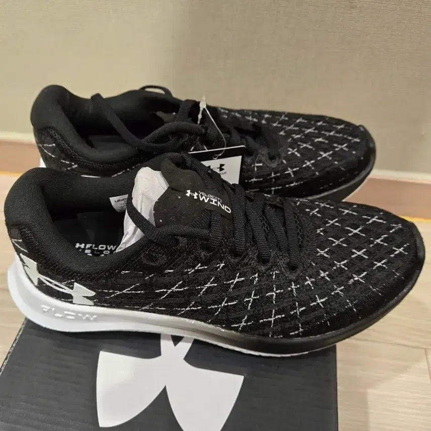 [BUNJANG] Under Armour FLOW Velociti Wind Women's Running Shoes / 언더아머 FLOW Velociti Wind 여성 러닝화 블랙 230