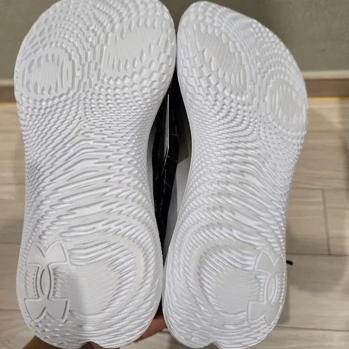 [BUNJANG] Under Armour FLOW Velociti Wind Women's Running Shoes / 언더아머 FLOW Velociti Wind 여성 러닝화 블랙 230