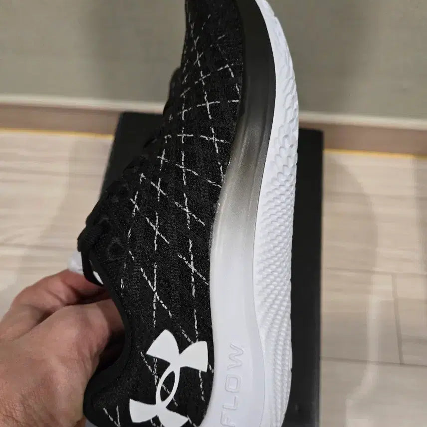 [BUNJANG] Under Armour FLOW Velociti Wind Women's Running Shoes / 언더아머 FLOW Velociti Wind 여성 러닝화 블랙 230