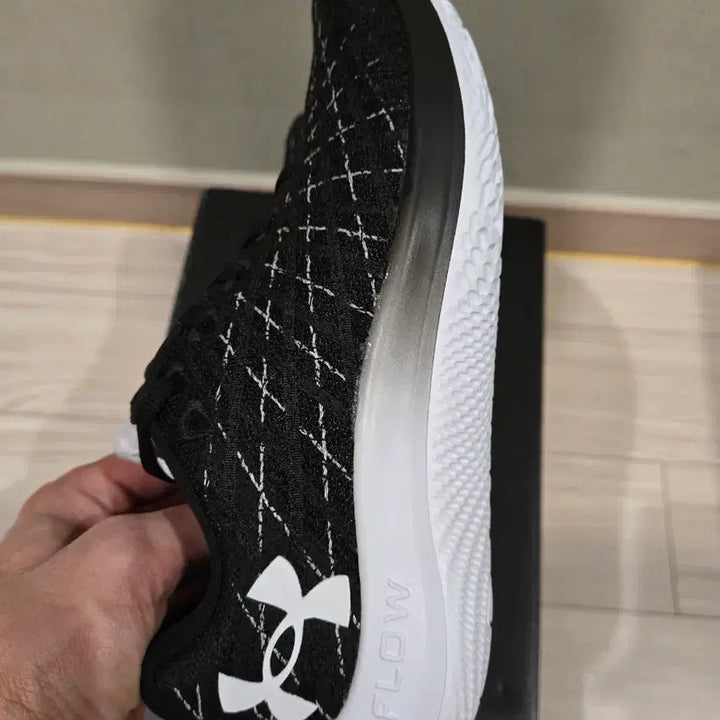 [BUNJANG] Under Armour FLOW Velociti Wind Women's Running Shoes / 언더아머 FLOW Velociti Wind 여성 러닝화 블랙 230